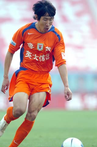 关于足球比赛中出现两次乌龙球，搞笑一幕引发笑声的信息