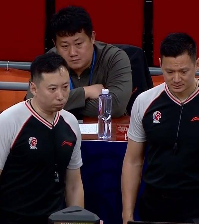 强强对话，国内职业篮球联赛场上争夺胜利的简单介绍