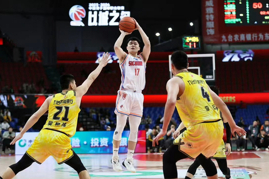 本土球员发挥出色，助力球队取得不败战绩